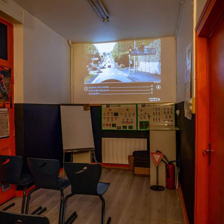 Passez l'examen du code de la route grâce à nos moniteurs.